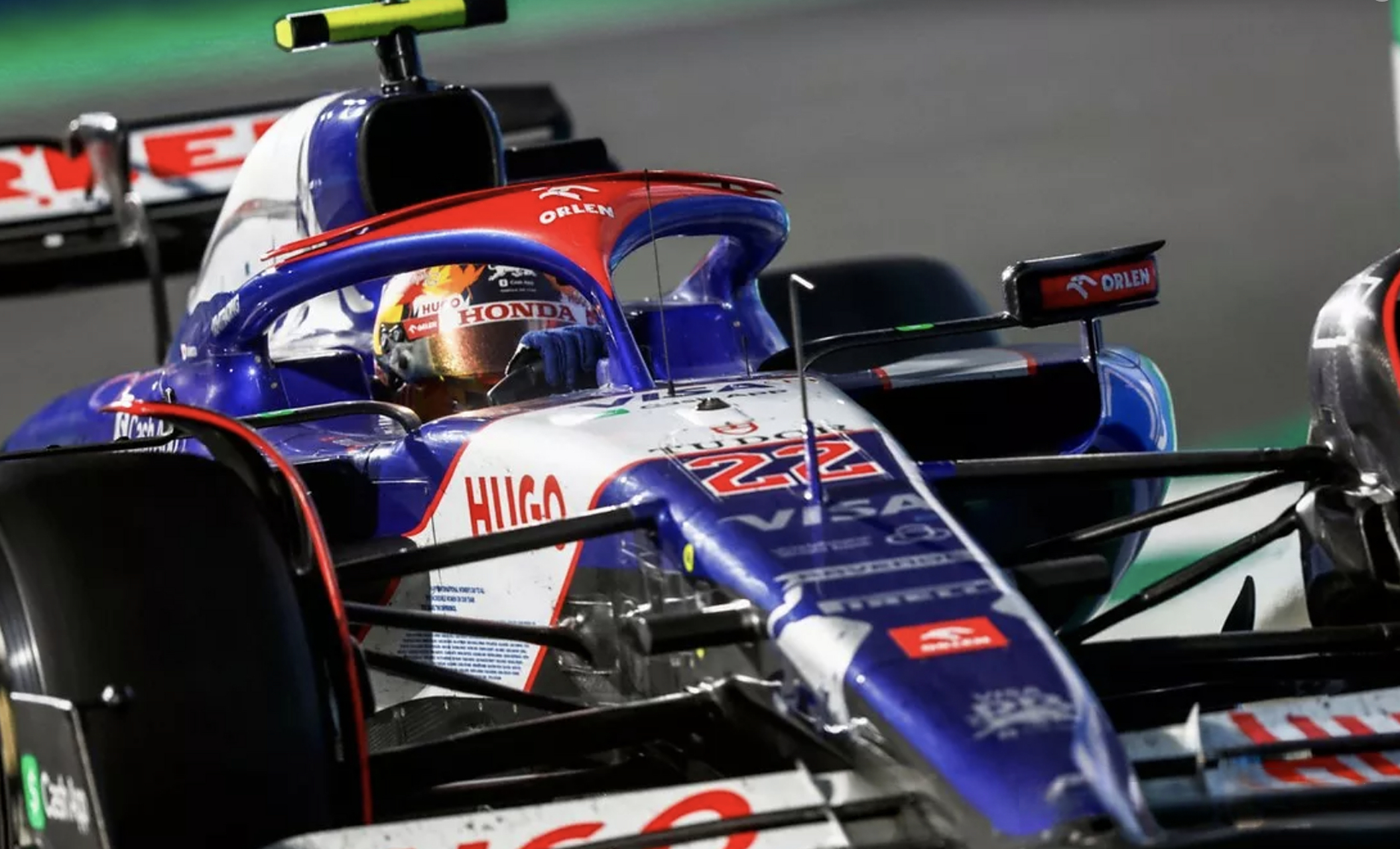 阿斯顿马丁力克雷诺车队，佩雷兹统治全场