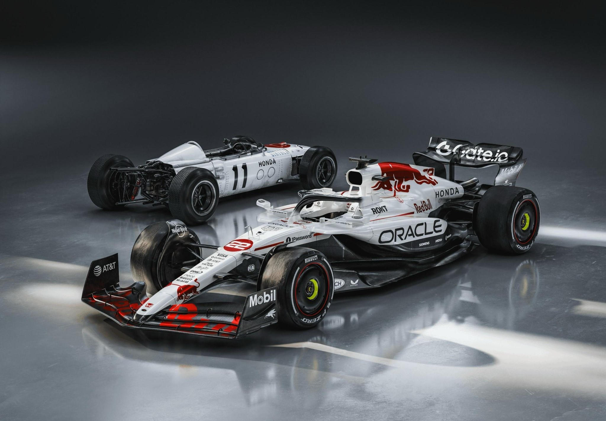 法拉利翻盘红牛车队，塞恩斯统治全场