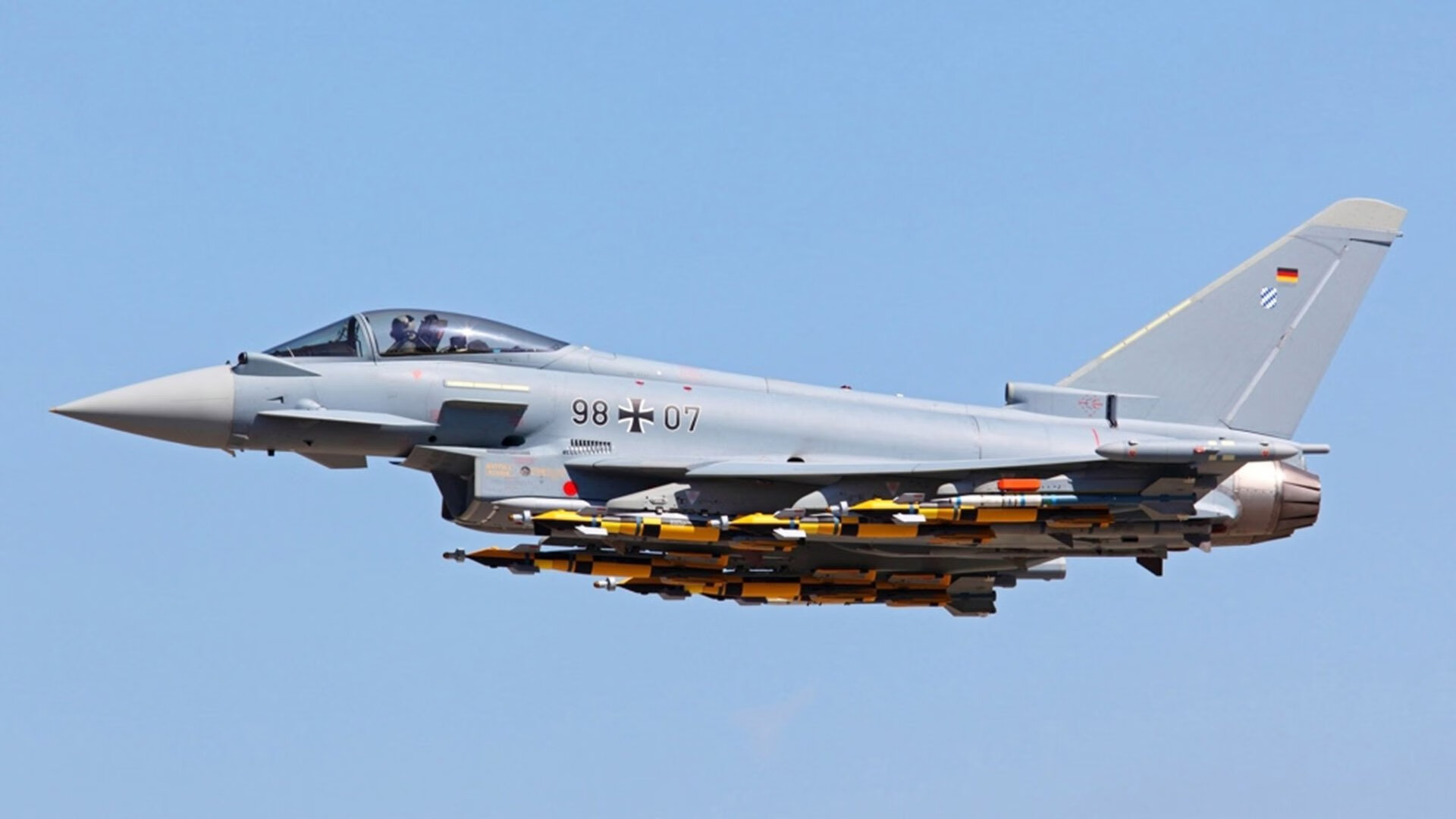 赛道与绿茵的共鸣，F1年度争冠焦点战中的喀麦隆逆转精神